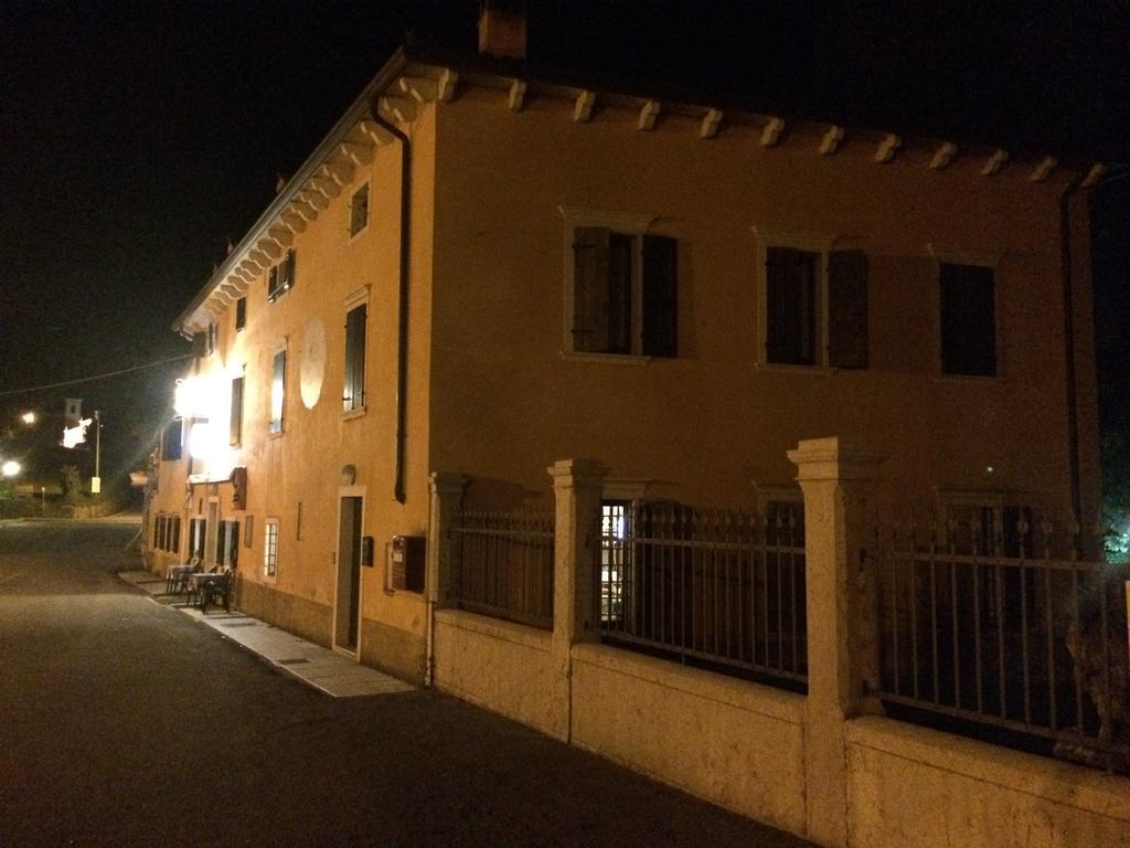Albergo Al Platano Caprino Veronese Buitenkant foto
