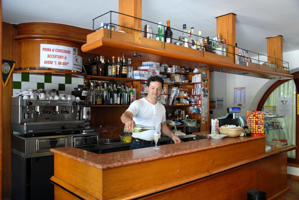 Albergo Al Platano Caprino Veronese Buitenkant foto