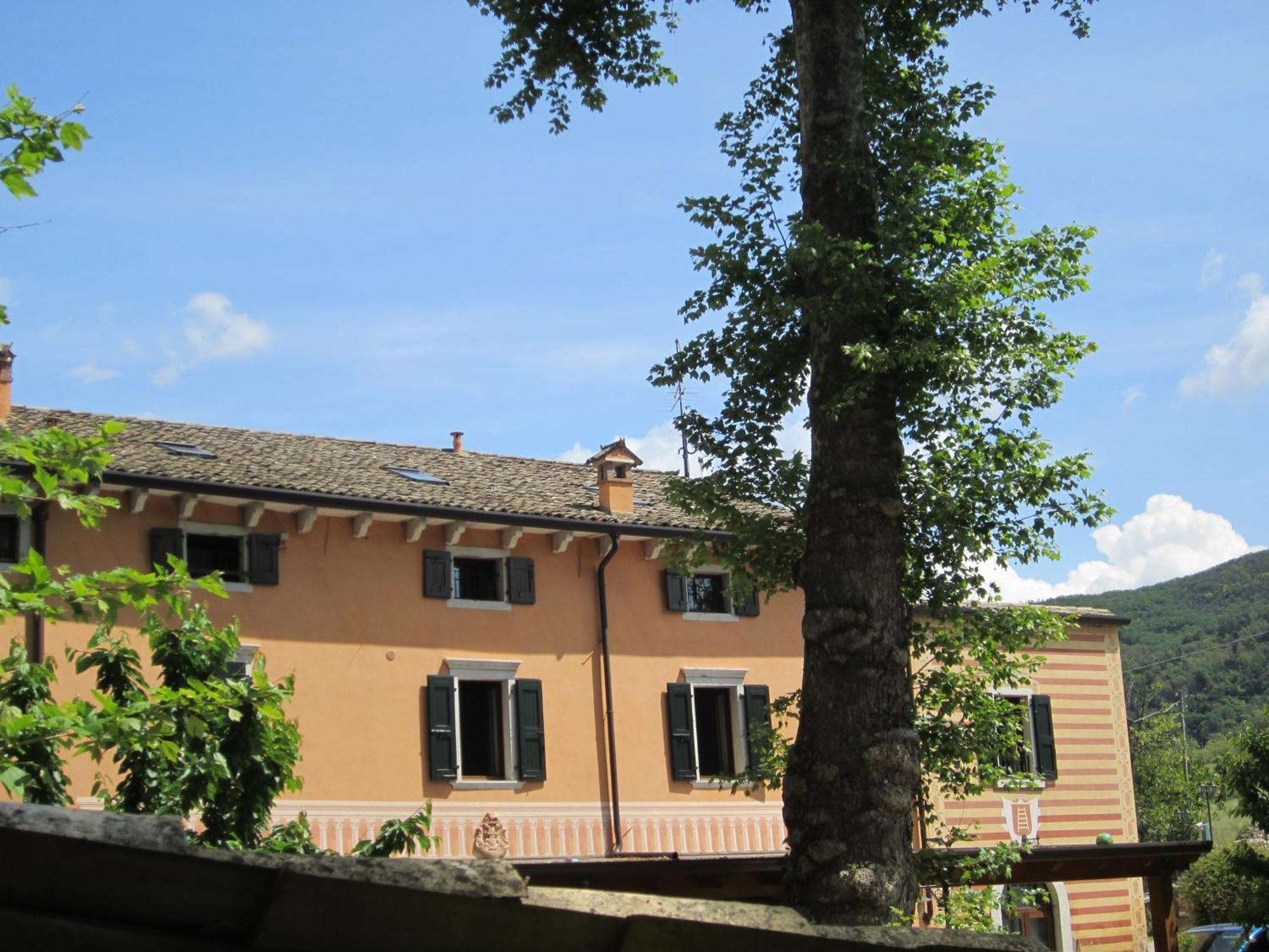 Albergo Al Platano Caprino Veronese Buitenkant foto