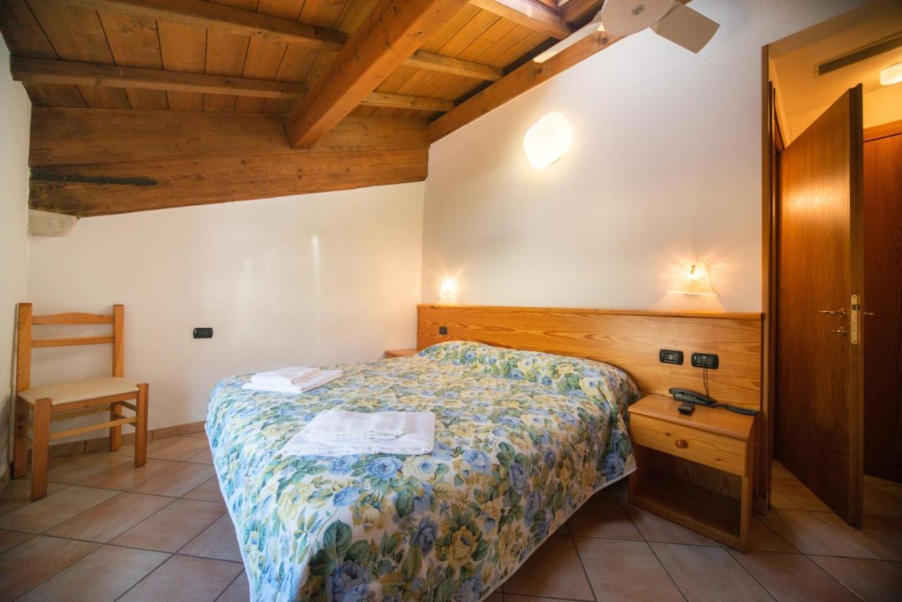 Albergo Al Platano Caprino Veronese Buitenkant foto