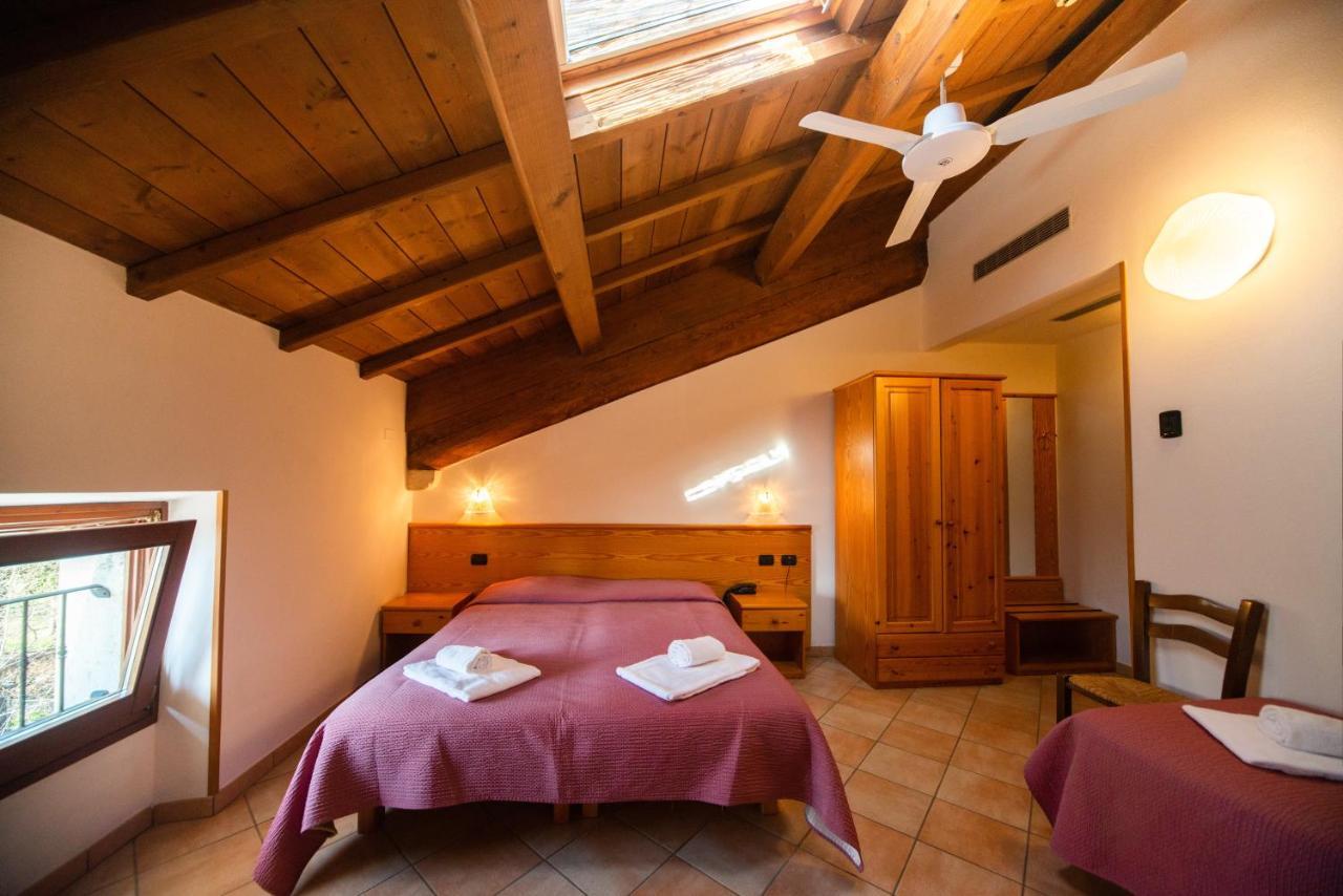 Albergo Al Platano Caprino Veronese Buitenkant foto