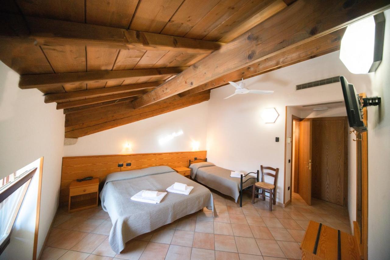 Albergo Al Platano Caprino Veronese Buitenkant foto