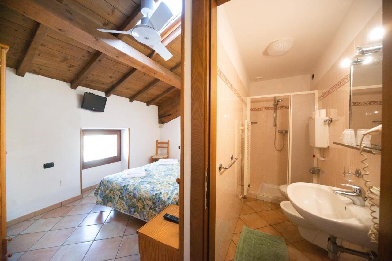 Albergo Al Platano Caprino Veronese Buitenkant foto