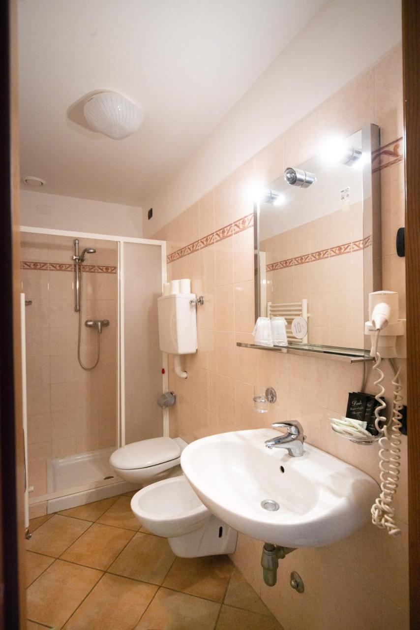 Albergo Al Platano Caprino Veronese Buitenkant foto